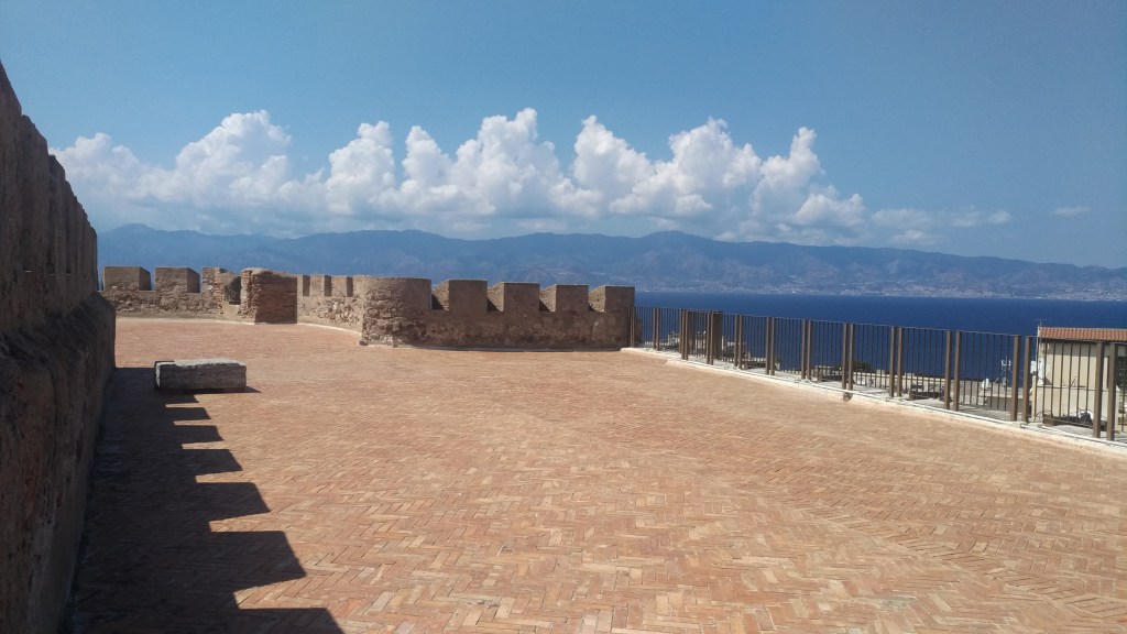 A toccare il cielo con un dito in cima al Castello Aragonese…