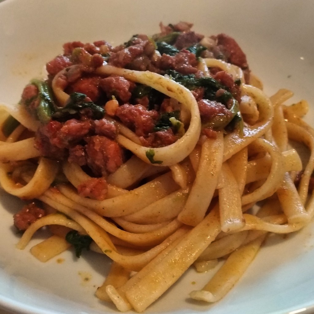 Tagliatelle al bergamotto con salsiccia ed erbe spontanee&nbsp;amare