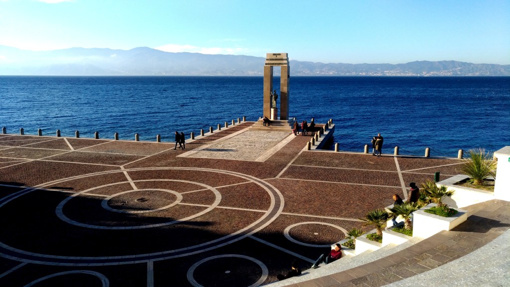 UNO SGUARDO ANTROPOLOGICO SU REGGIO CALABRIA. PATRIMONIO DI VOCI A TUTELA DEL MOSAICO IMPERFETTO –&nbsp;1^PUNTATA
